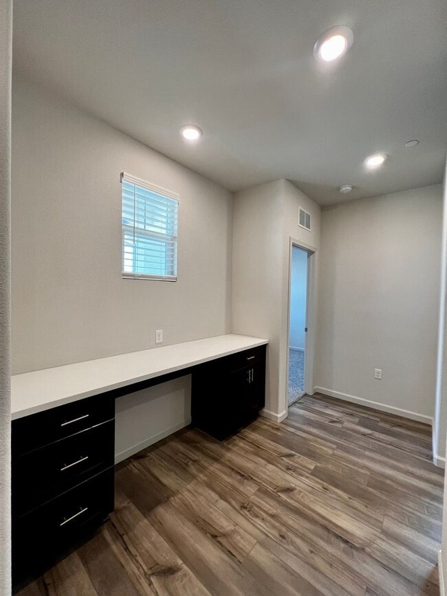 Building Photo - 2035 Greenbriar Dr