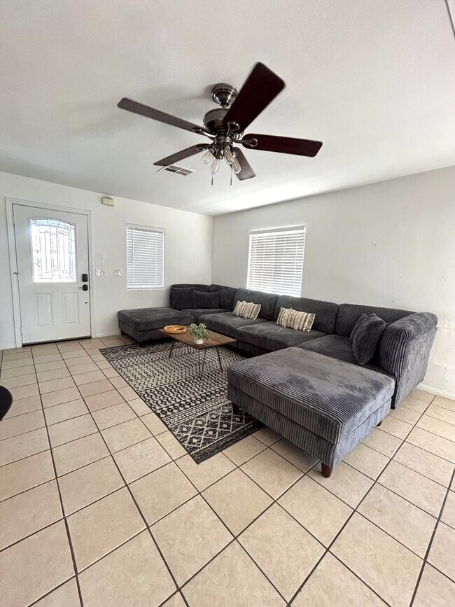 Building Photo - Furnished 3 Bedroom 2 Bathroom Home