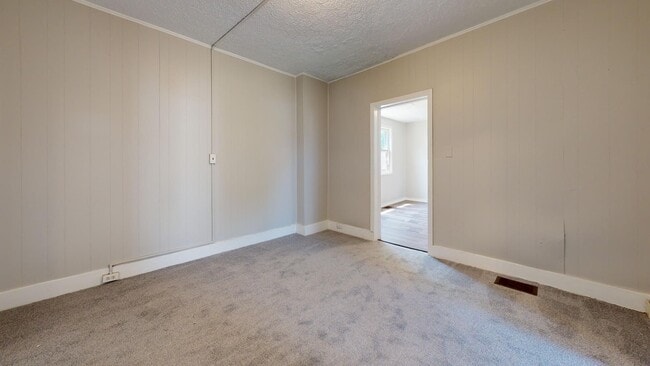 Building Photo - Huge 4 Bedroom Single Family House - almost 1500 SQ FT!