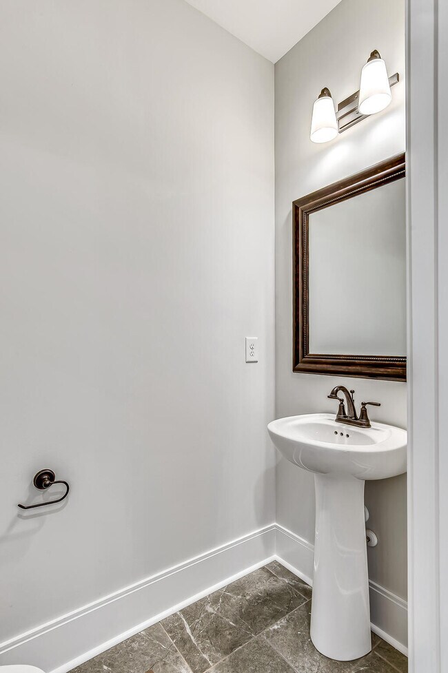 Building Photo - 122 Shady Hollow Dr