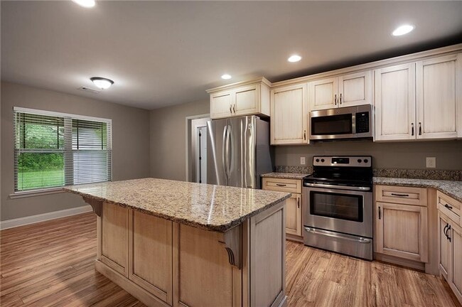 Building Photo - 211 Gilmore Cir SW