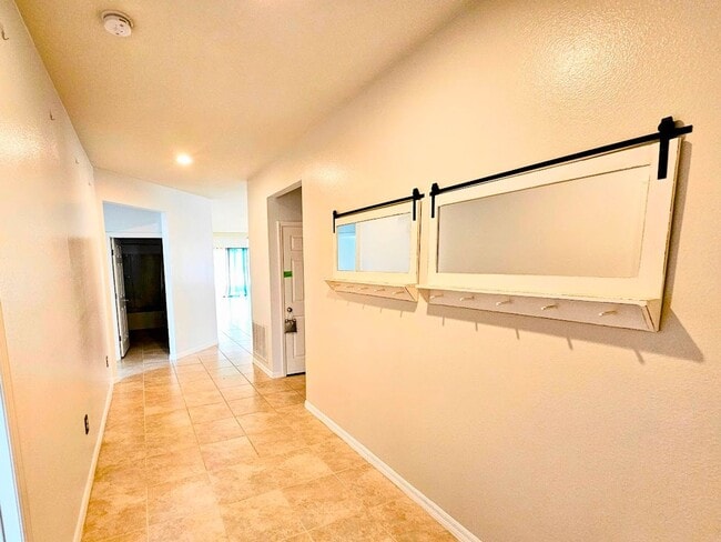 Building Photo - Polk City Gem