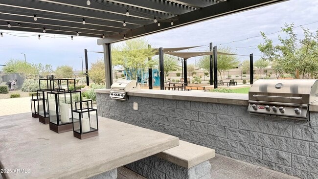 Building Photo - 15901 W El Cortez Pl