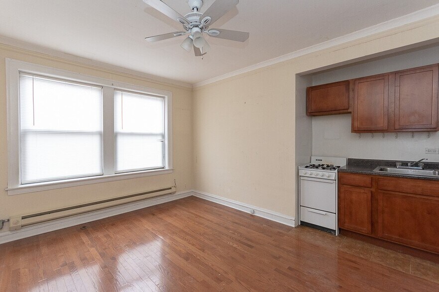Building Photo - 4542 N Damen Ave