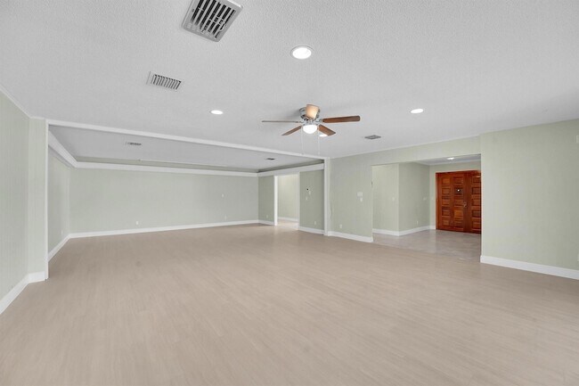 Building Photo - 154 SE Naranja Ave