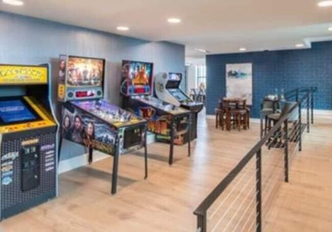 Building Photo - 10 Light St