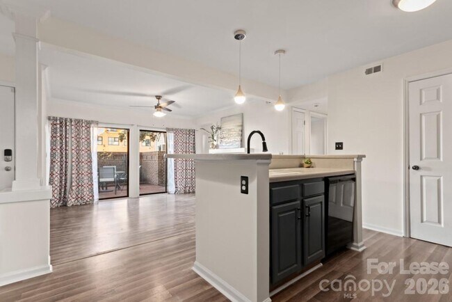 Building Photo - 212 W 10th St