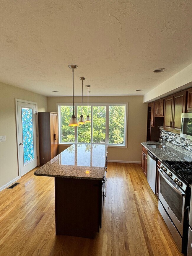 Building Photo - 6 Queen Isabella Way