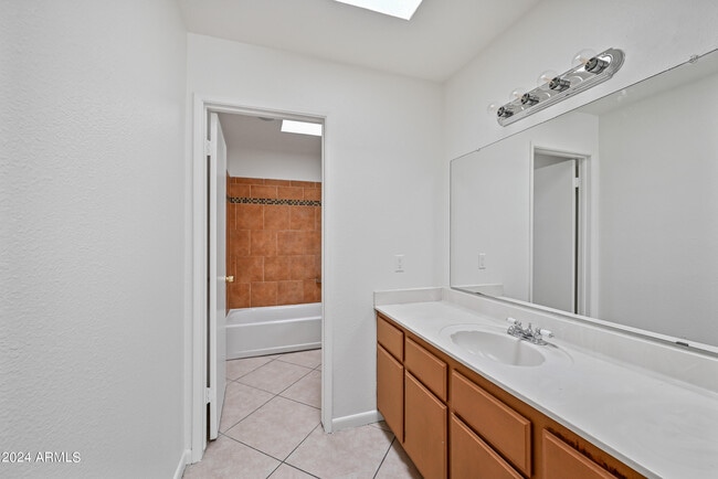 Building Photo - 612 S Allred Dr