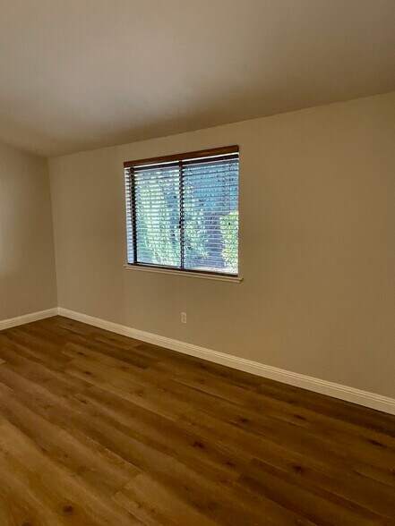 Building Photo - 10210 Sterling Blvd