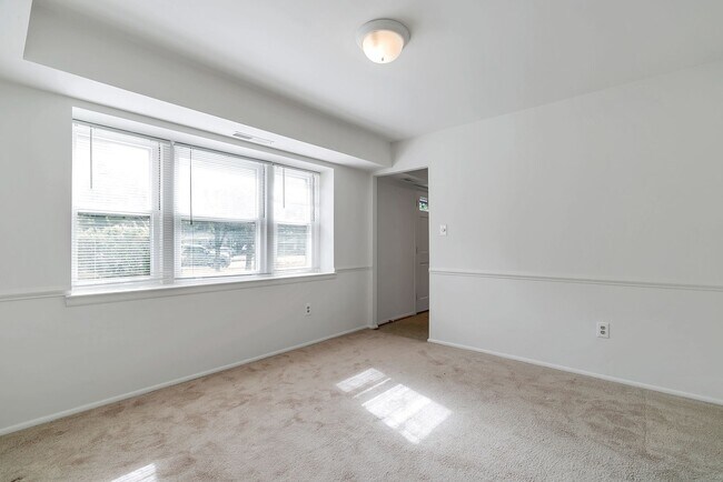 Building Photo - Fantastic 4 Bed 2.5 Bath Colonial Home Sou...