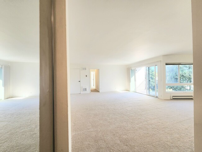 Building Photo - Top floor large 2 bed 2 bath open views at Woodlake
