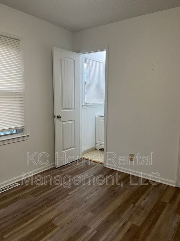 Building Photo - 805 W 39 St N