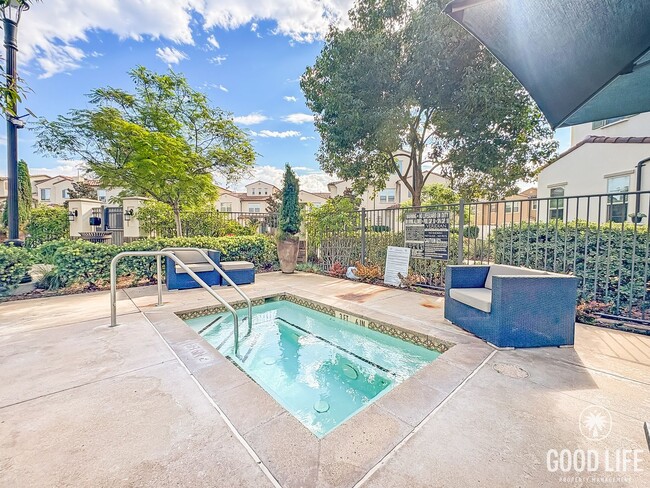 Building Photo - Beautiful 2B/2.5BA Townhouse. NEWER CONSTR...