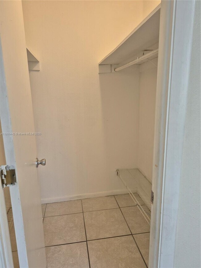 Building Photo - 9320 Fontainebleau Blvd