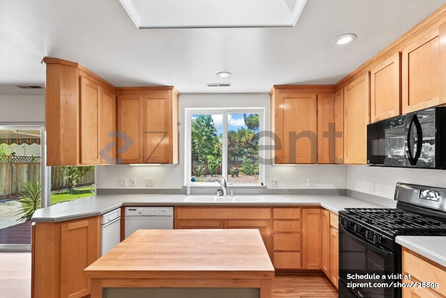 Building Photo - 41345 Roberts Ave
