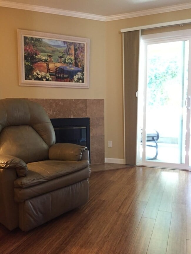 Building Photo - Fully furnished 1 bedroom condo and office...