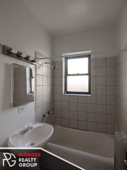 Building Photo - 4851 N Damen Ave