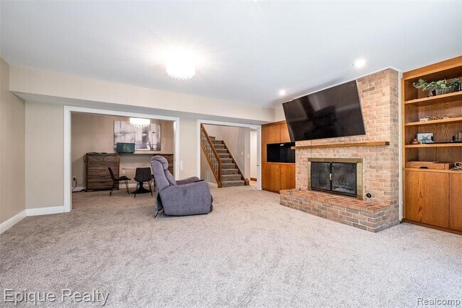Building Photo - 135 W Hickory Grove Rd