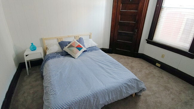 Bedroom with double bed and small closet. - 1922 Bigelow St