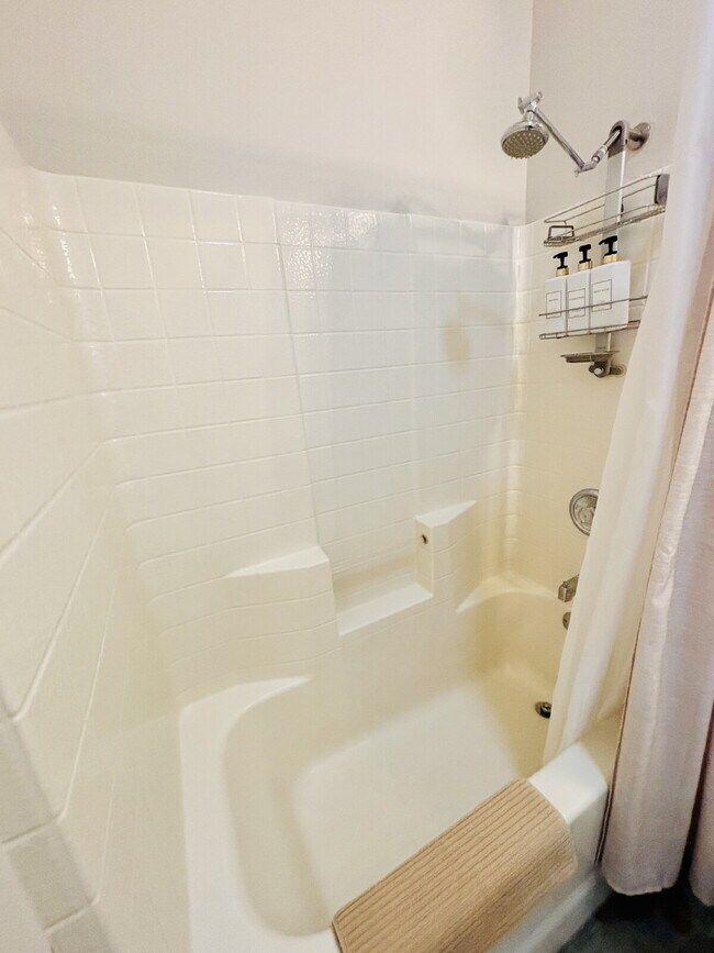 Building Photo - Rare Opportunity for Spacious, Modern Sout...