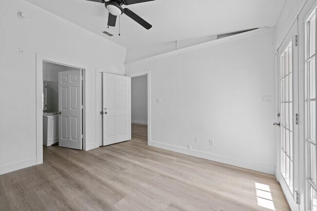 Building Photo - 2202 Magnolia Cir