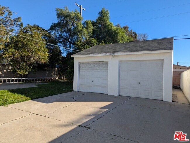 Building Photo - 6208 S Fairfax Ave