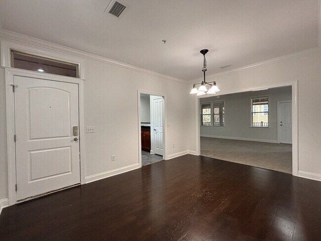 Building Photo - 5565 Colonial Chatsworth Cir