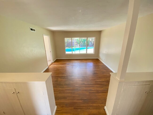 Building Photo - 4BD/2BA, POOL!!