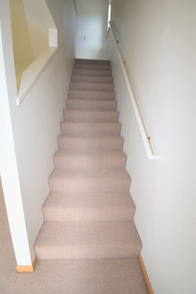 Building Photo - Townhouse-style End unit 3BD, 1.5 BA