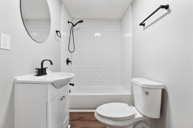 Building Photo - Pet Friendly Two Bedroom!