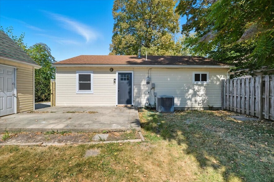 Building Photo - 710 E Chestnut St