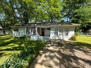 Building Photo - Come take a look at this adorable 3-bedroo...