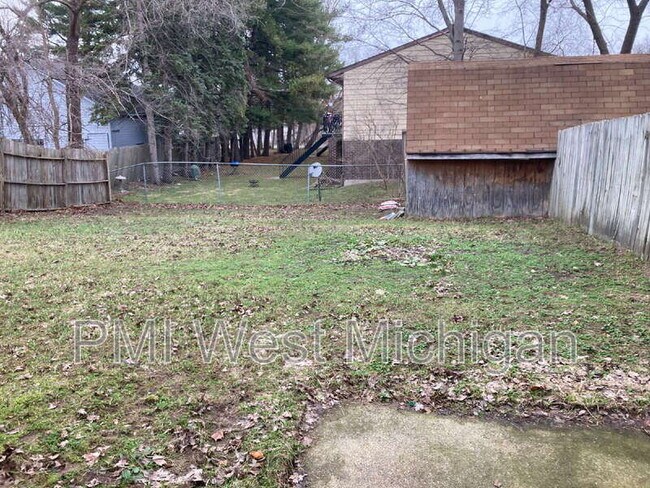 Building Photo - 2359 Barberry Dr SW