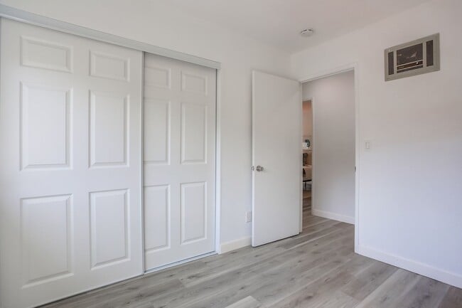 Building Photo - Newly Renovated 3BR/2BA Condo in