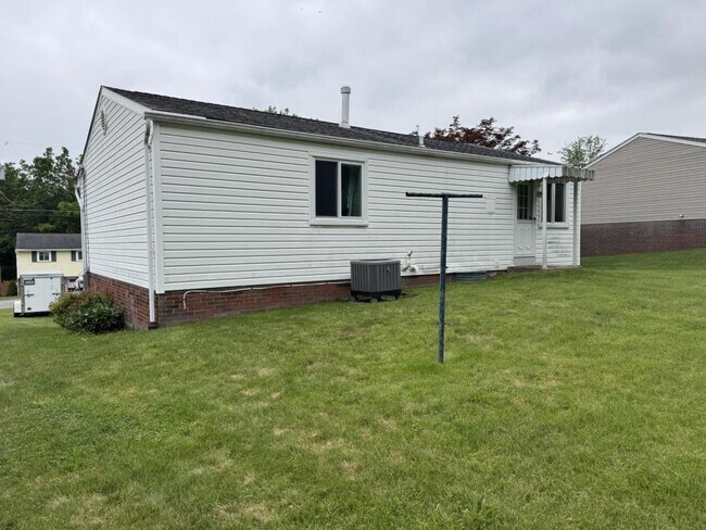 Building Photo - 111 Treeview Dr
