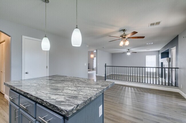 Building Photo - BEAUTIFUL POOL HOME W/RV