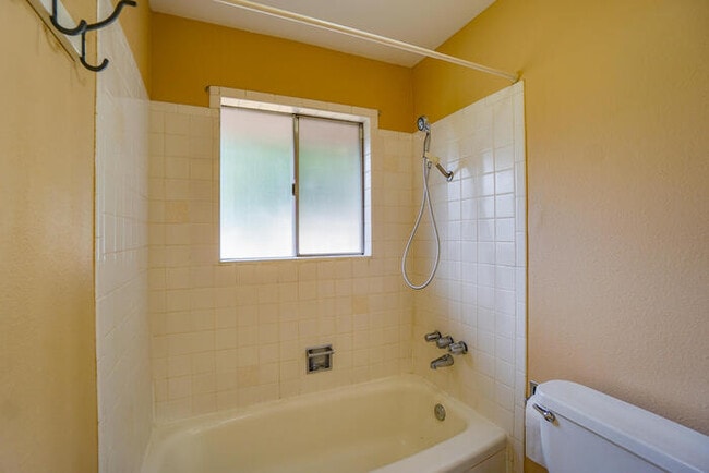 Building Photo - FOUR BEDROOM SPLIT LEVEL IN SALMON CREEK
