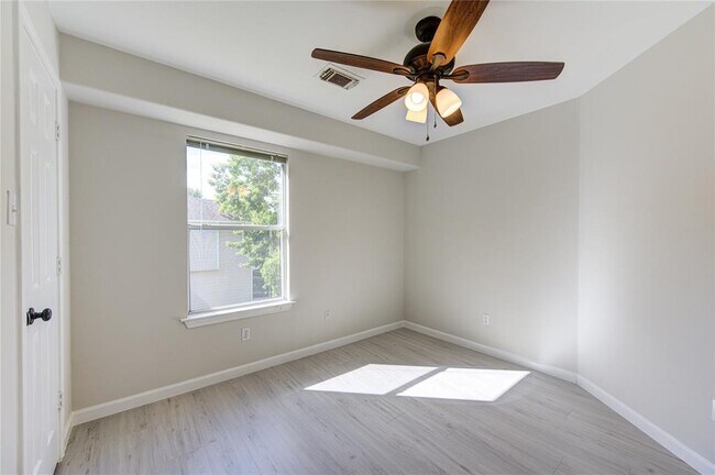 Building Photo - 15 Ledgestone Pl