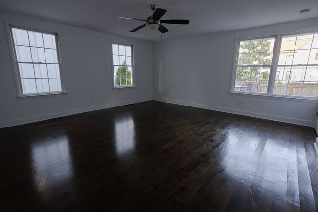 Building Photo - 1100 Grandview Dr