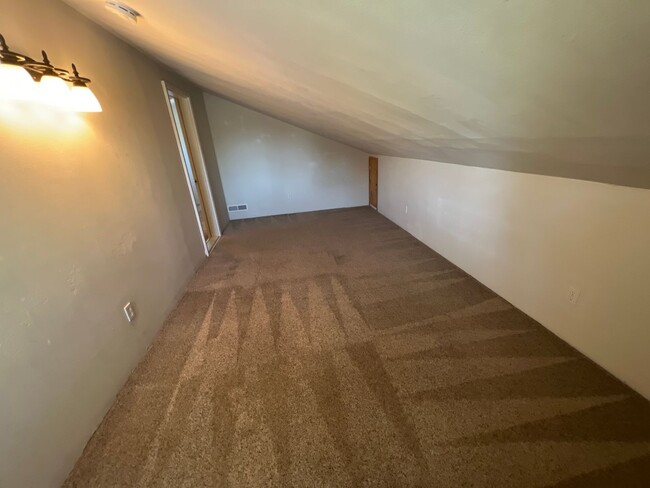 Building Photo - NE 2.5 Bath 2-Story, Den/Office, Gas Heat/...