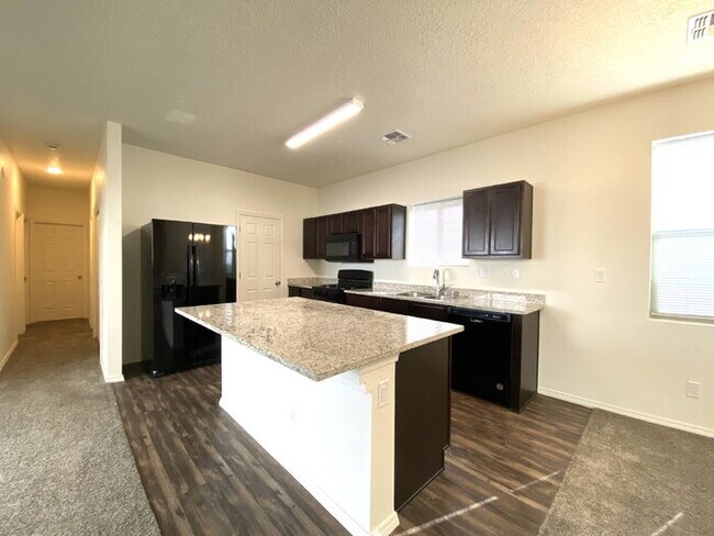 Building Photo - MUST SEE 3BR/2Bath