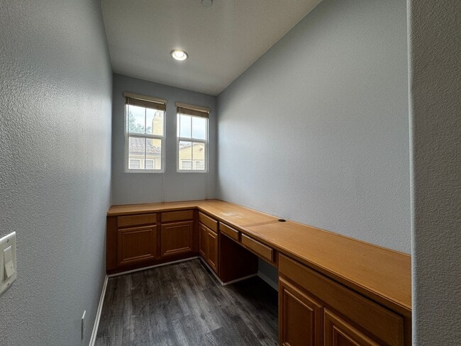 Building Photo - Murrieta 2 bedroom townhome with office fo...