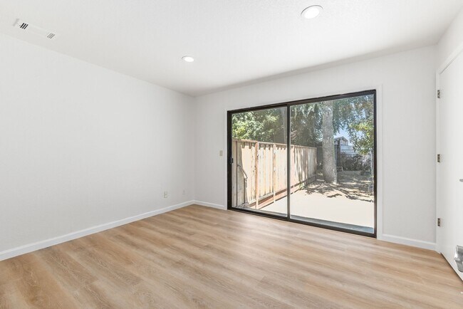 Building Photo - 1211 Lincoln Ave