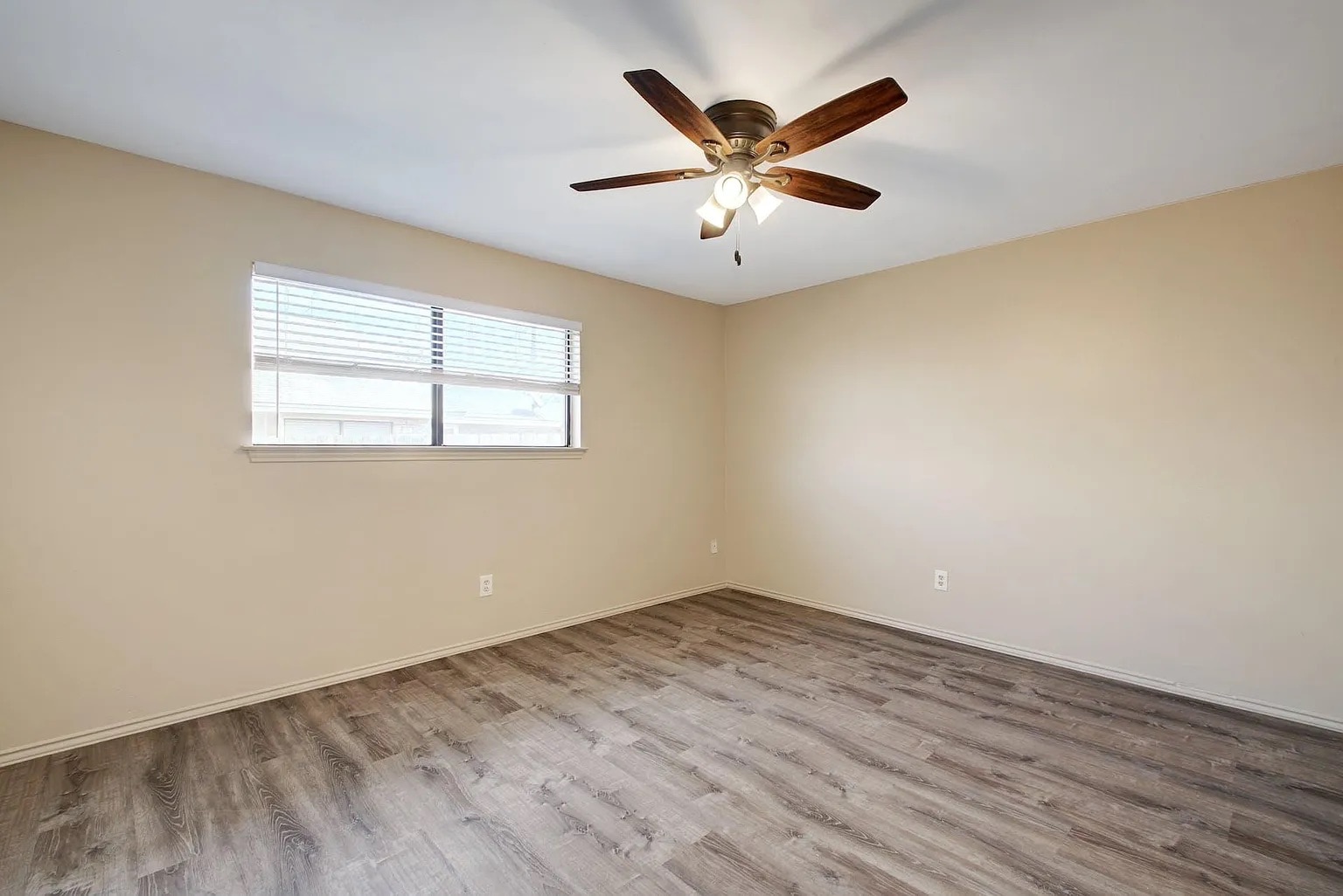 Building Photo - Room in Duplex on Luther Dr