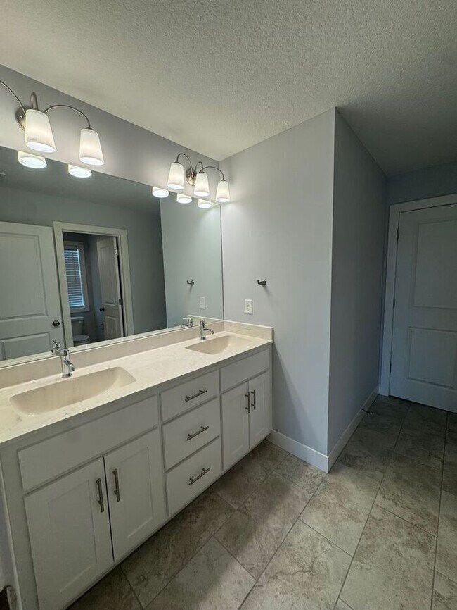 Building Photo - Luxury 5BR 4 BA Home w/ Pool and Clubhouse Access in GREAT location!