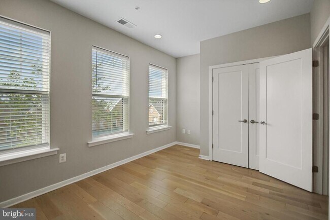 Building Photo - 621 Parkside Pl NE