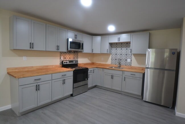 Building Photo - Updated and Charming 3 Bedroom 1.5 Bathroo...