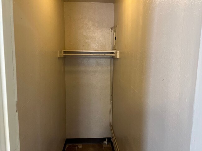 Building Photo - 232 1/2-230 1/2 Wilson Ave