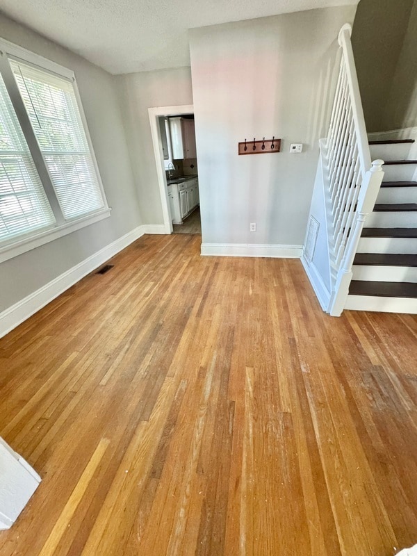 Building Photo - 623 E Gladstone Ave